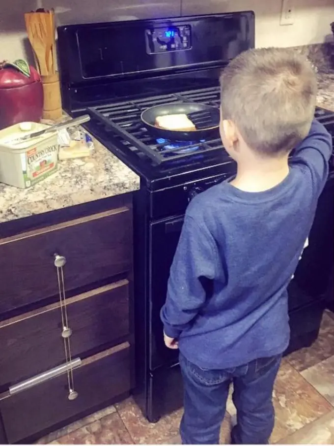 [Bintang] Ajari Pekerjaan Rumah Tangga ke Anak Lelaki, Ibu Ini Tuai Kritik