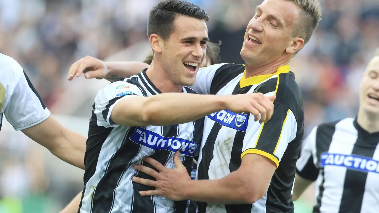 Udinese Kenakan 11 Jersey Berbeda.