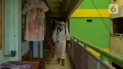 Petugas PMI menyemprotkan cairan disinfektan di Rusun Benhil, Jakarta, Sabtu (4/4/2020). Penyemprotan ini dilakukan untuk pencegahan penyebaran virus COVID-19. (merdeka.com/Imam Buhori)