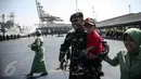 Istri dan anak tampak mengantar keberangkatan personel TNI-AD, di Pelabuhan Kolinlamil, Jakarta, Senin (9/5). 450 personel TNI-AD dari Satgas Yonif Para Raider 330 inf 1 Kostrad dilepas untuk misi pengamanan perbatasan RI-PNG. (Liputan6.com/Faizal Fanani)