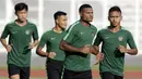 Pemain Timnas Indonesia U-22, Marinus Wanewar dan Osvaldo Haay, saat latihan di Stadion Madya, Senayan, Jakarta, Senin (4/3). Latihan tersebut untuk persiapan kualifikasi Piala AFC U-23. (Bola.com/M Iqbal Ichsan)