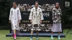 Model mengenakan busana rancangan desainer Tities Sapoetra di Jakarta, Kamis (13/9). Tities diundang oleh Fashion Division untuk menunjukkan hasil rancangannya pada Fashion Division Paris Fashion Show Spring Summer 2019. (Liputan6.com/Immanuel Antonius)