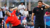Pelatih Atletico Madrid, Diego Simeone dan penyerang Fernando Torres saat mengikuti sesi latihan di stadion San Siro di Milan, Italia, (27/5). Atletico Madrid akan bertanding melawan Real Madrid dalam Final Piala Champion 2016. (Reuters/Stefan Wermuth)