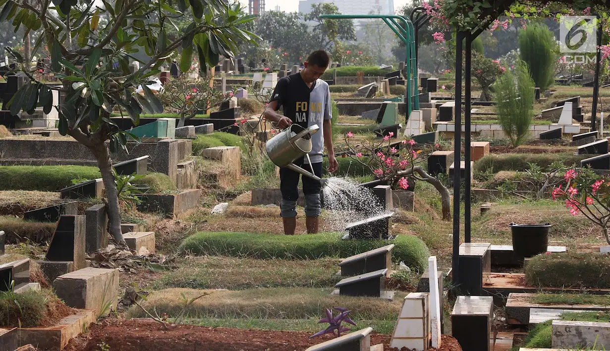Pekerja beraktivitas di sekitar TPU Karet Bivak, Jakarta, Kamis (26/7). Wagub DKI Jakarta Sandiaga Uno menyatakan Pemprov DKI akan mencari dan memerbanyak area TPU di Ibukota. (Liputan6.com/Immanuel Antonius)