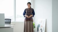Kemeja Batik Wanita Kerah Shanghai Model Loose Fit untuk Kerja Casual (Sumber: gemini.com)