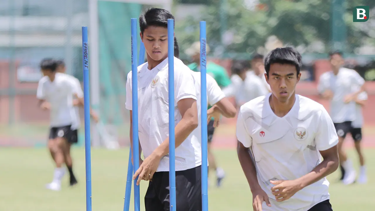 Foto: Timnas Indonesia U-20 Latihan Dibawah Sinar Terik, Marselino Ferdinan Kena Tendang Shin Tae-yong