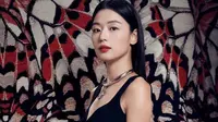 Aktris cantik Korea, Jun Ji Hyun tak bisa lepas dari imej tampilan berkelas. Sebagai aktris Korea Terkaya 2021 dengan pendapatan yang diestimasikan mencapai USD 14,7 juta atau sekitar Rp209 miliar, tak heran gaya fashion Jun Ji Hyun juga selalu mewah. (Instagram/junjihyunonly).