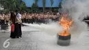 Pelatihan yang digelar Dinas Pemadam Kebakaran ini bertujuan agar guru dan murid mengetahui apa saja yang harus dilakukan bila terjadi bencana kebakaran, Jakarta Selatan, Rabu (21/9). (Liputan6.com/Yoppy Renato)