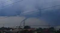 Angin puting beliung mengamuk di Kecamatan Pangenan dan Mundu, Kabupaten Cirebon, Jawa Barat. (Screenshot: Video amatir warga/Liputan6.com/Panji Prayitno)
