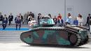 Tank Char B1 Prancis dari Perang Dunia II ditampilkan dalam upacara militer tahunan Bastille Day di Place de la Concorde, Paris (14/7/2020). Di zamannya, Char B1 dikenal paling kuat dalam hal persenjataan dan lapisan baja tebal sebagai armor selama pertempuran Prancis tahun 1940. (AFP/Thomas Samson)