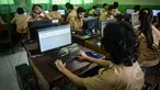 Sejumlah pelajar tingkat SMA melakukan uji coba Ujian Nasional berbasis Komputer, di SMA Negeri 30, Jakarta, Rabu (1/4/2015). Kemendikbud akan melakukan ujicoba ujian nasional (UN) online mulai pekan depan. (Liputan6.com/Faizal Fanani)