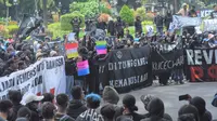 Aksi turun jalan yang dilakukan Aremania di Balaikota Malang. (Iwan Setiawan/Bola.com)