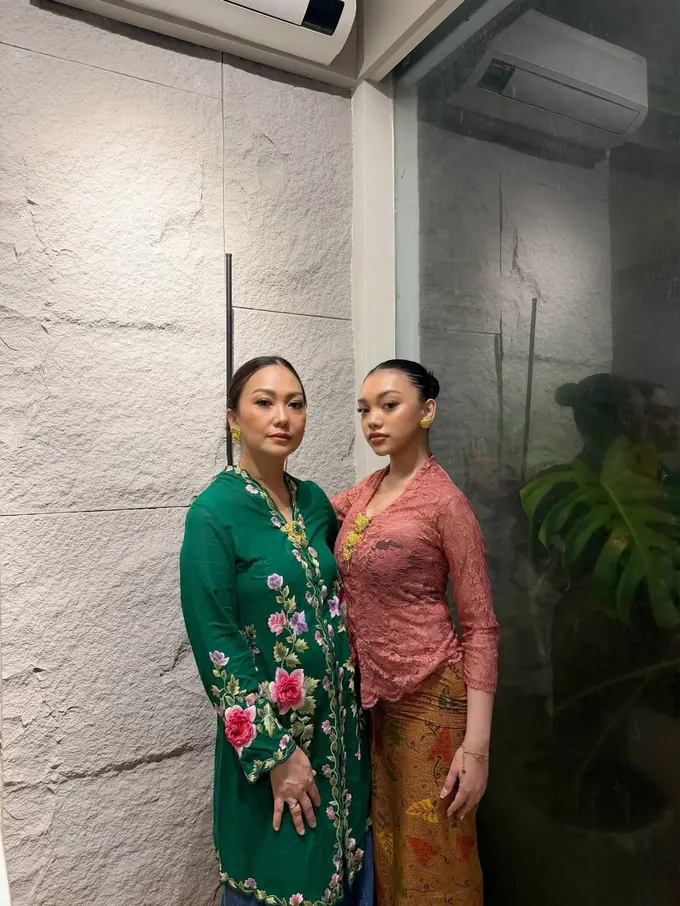 Tampilan Kompak Nola B3 dan Naura Ayu Dibalut Kebaya Nuansa Cerah, Rayakan Kartini