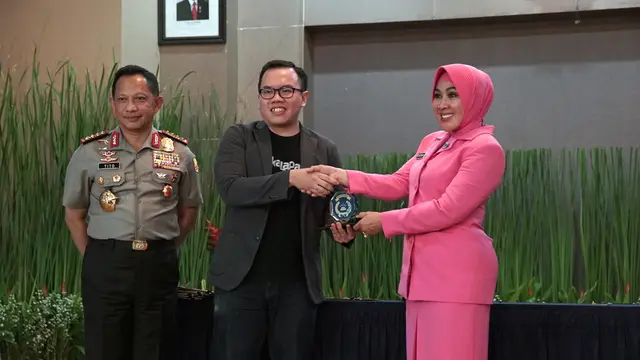 Muhamad Fajrin Rasyid (Co-Founder dan CFO Bukalapak) dan Tri Tito Karnavian (Ketua Umum Bhayangkari)