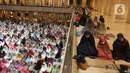 Umat Islam melaksanakan Sholat Tarawih pertama di Masjid Istiqlal Jakarta, Sabtu (2/4/2022). Sebagian besar umat muslim di Indonesia mulai melaksanakan Sholat Tarawih dan akan melaksanakan puasa Ramadhan 1443 Hijriah pada 2 April 2022. (Liputan6.com/Herman Zakharia)