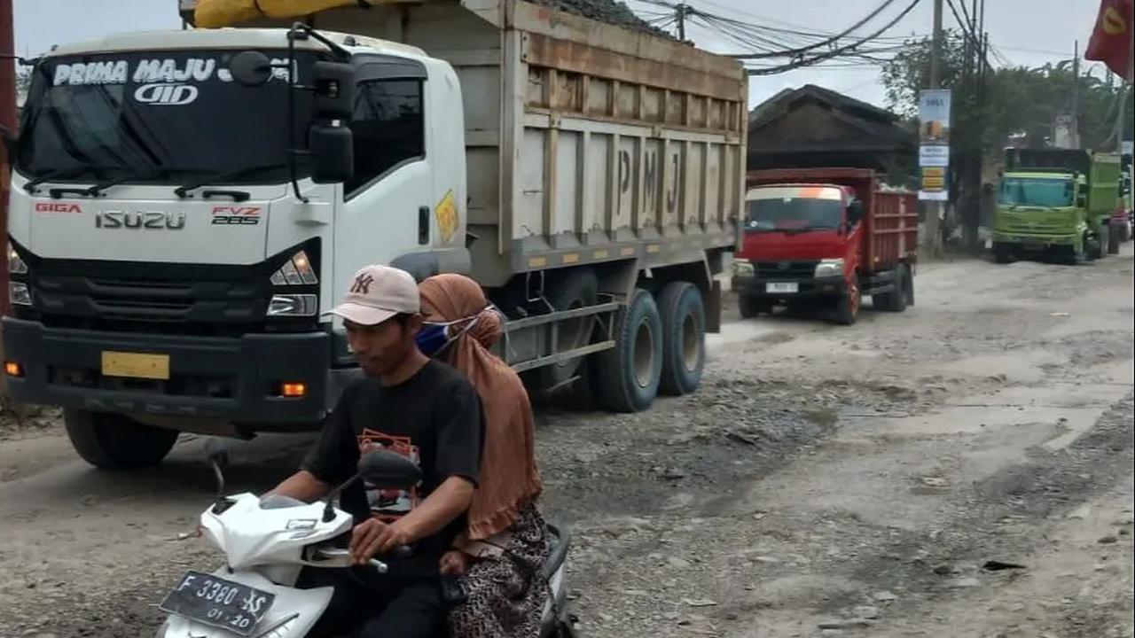 Pj Gubernur Jabar Minta Truk Tambang Galian C di Parung Panjang Patuhi Aturan Jam Operasi