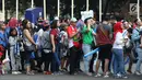 Calon penonton antre untuk masuk menyaksikan laga final bulu tangkis beregu putra di Istora Senayan Jakarta, Rabu (22/8). Laga final bulu tangkis beregu putra mempertemukan Indonesia melawan China. (Liputan6.com/Helmi Fithriansyah)