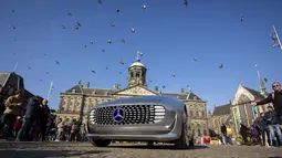 Bagian depan dari Mercedes Benz F 015 saat dipamerkan di Dam Square, Amsterdam, Belanda, Minggu (13/3/2016). Bentuknya yang unik dan futuristik membuat kehadirannya menjadi pusat perhatian warga Amsterdam. (AFP Photo/Bart Maat)
