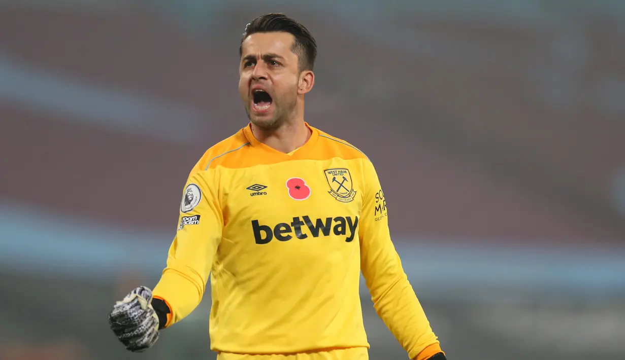 4. Lukasz Fabianski (West Ham United) - Meski terbilang tidak muda lagi, kiper berusia 35 tahun ini tampil cukup apik menjaga West Ham United. Lukasz Fabianski memiliki catatan 4 clean sheets dan 20 kali penyelamatan dalam laga West Ham United. (AFP/Catherine Ivill/pool)