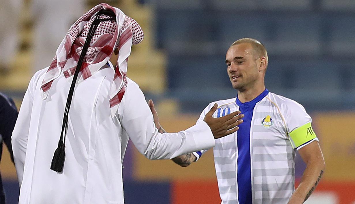 Sebagai negara penghasil pemain-pemain berkualitas di Eropa, Belanda ternyata juga menjadi pemasok pemain-pemain yang mendekati ujung karier untuk bermain di Asia, hingga akhirnya memutuskan pensiun. Tercatat 5 bintang Timnas Belanda yang akhirnya memutuskan pensiun bersama klub Asia. Siapa saja? yuk disimak uraiannya. (AFP/Karim Jaafar)