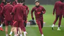 Gelandang Liverpool, Alex Oxlade-Chamberlain melakukan pemanasan selama sesi latihan di tempat latihan Melwood, Inggris (18/10/2021). Liverpool masih menempati peringkat pertama klasamen Grup B Liga Champions dengan enam poin. (AFP/Paul Ellis)