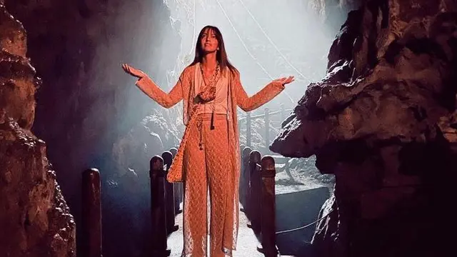 6 Gaya Nia Ramadhani Liburan ke Borobudur Bareng Kakak Ipar, Stylish dengan Outfit Casual