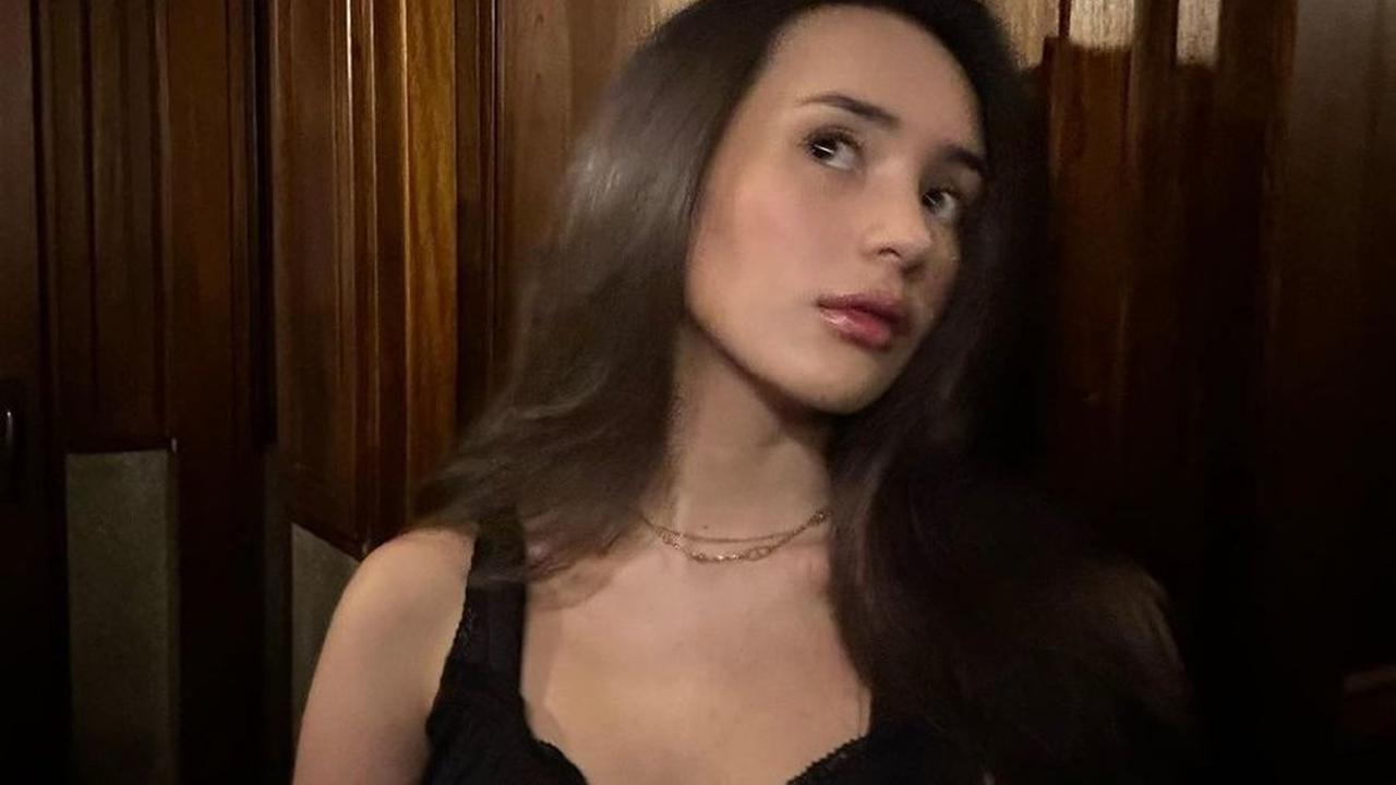 Delapan potret Beby Tsabina menunjukkan penampilannya yang anggun dan dewasa ketika mengenakan dress hitam