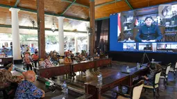 Gubernur Jawa Tengah, Ganjar  Pranowo (layar) memberikan sambutan melalui video conference pada acara Penandatangan Perjanjian Kerjasama Pendirian Perusahaan Patungan antara PT Semen Gresik dengan 6 PT BUMDes di Rembang, Kamis (9/4/2020). (Liputan6.com/Pool/SIG)