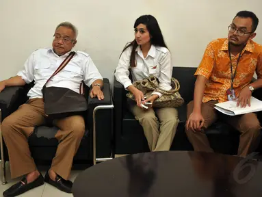 Caleg partai Gerindra, Helmalia Putri, mengadu ke Dewan Kehormatan Penyelenggara Pemilu (DKPP), Jakarta, Selasa (13/5/14). (Liputan6.com/Johan Tallo)