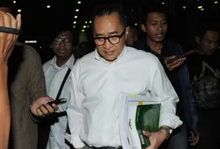 Kepala Kantor Wilayah DKI Jakarta Khusus dari Direktorat Jenderal Pajak, Muhammad Haniv usai diperiksa di gedung KPK, Jakarta, Kamis (1/12). Haniv di periksa KPK terkait kasus dugaan suap PT. E.K Prima Ekspor Indonesia. (Liputan6.com/Helmi Affandi)
