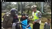 Video anggota Polisi Lalu Lintas (Polantas) Polres Tanjab Timur, Jambi menghentikan pengendara sepeda motor berboncengan tiga viral di media sosial.