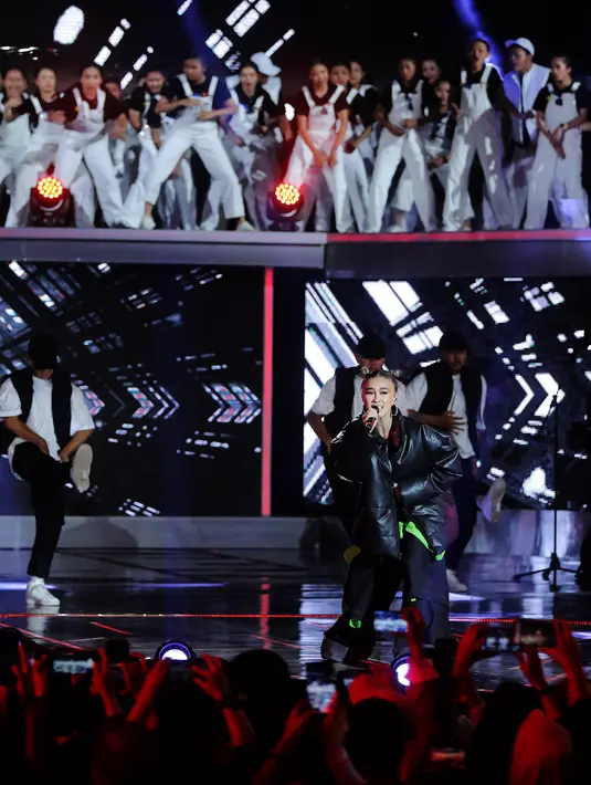 Selanjutnya penyanyi yang telah go internasional itu membawakan lagu Hide and Seek, Overdose, Diamons, dan F Yo Love Song di atas panggung megah bertingkat di area outdoor Studio 6 Emtek City. [Foto: Bambang E Ros/Fimela.com]