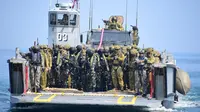 Pasukan Gabungan TNI-ADF Gelar Operasi Amfibi di Pantai Banongan Jatim