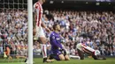 Ekspresi kecewa kiper Stoke City, Jack Butland (tengah) dan rekannya Kurt Zouma (kanan) saat timnya kebobolan melawan Manchester City pada lanjutan Premier League di Etihad Stadium, Manchester, (14/10/2017). City menang 7-2. (AFP/Oli Scarff)