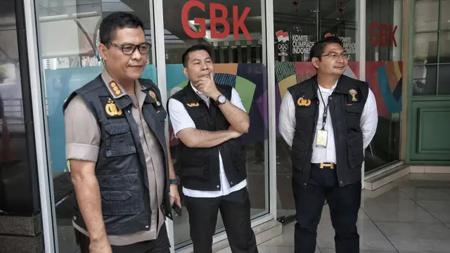 Ketua Tim Media Satgas Anti Mafia Bola Polri, Argo Yuwuno, memberikan keterangan usai menggeledah kantor PSSI. (Liputan6.com/Faizal Fanani)