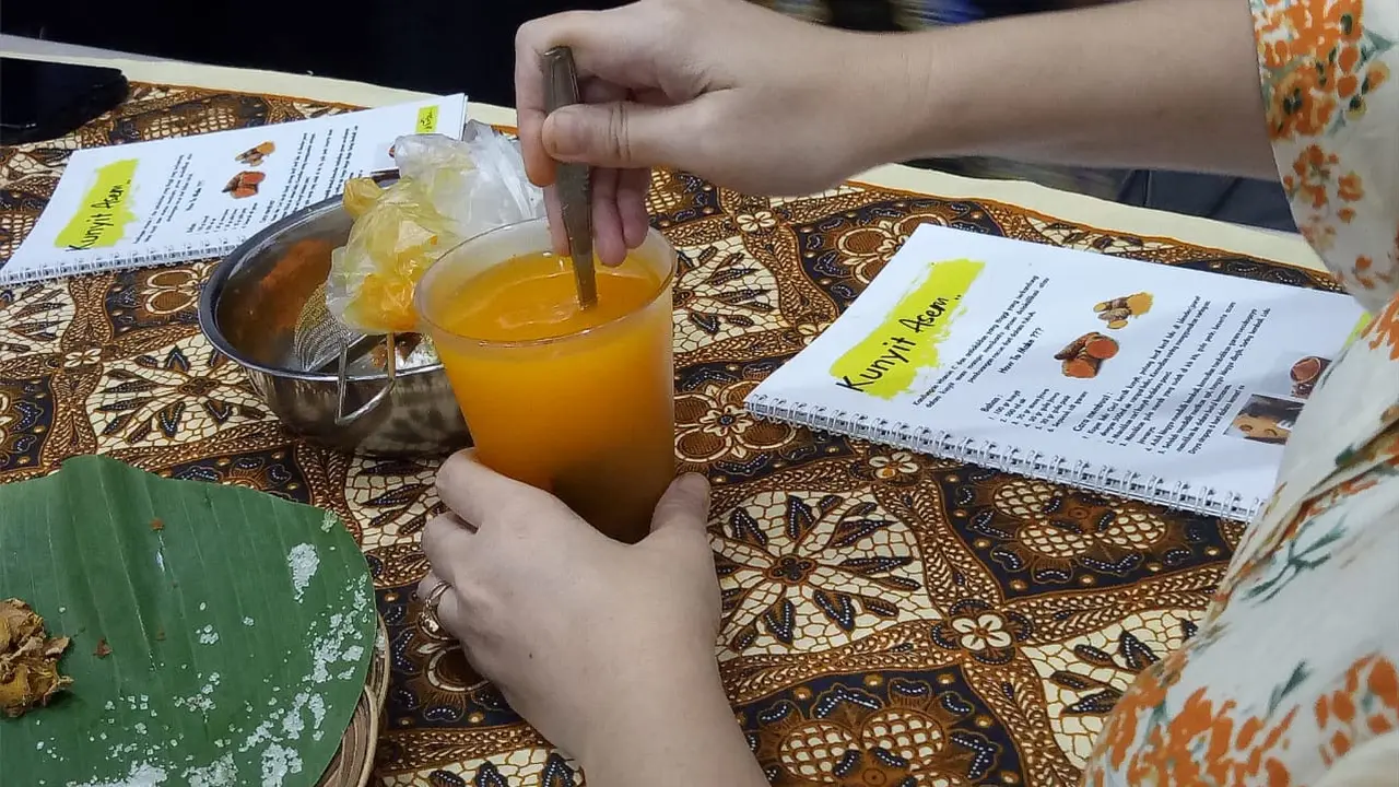 Proses pembuatan jamu kunyit asem.