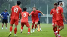 Pemain Timnas Vietnam U-23, Victor Le (tengah) saat melakukan latihan bersama di Lapangan A Gelora Bung Karno, Senayan, Jakarta, Senin (28/7/2025). (Liputan6.com/Helmi Fithriansyah)