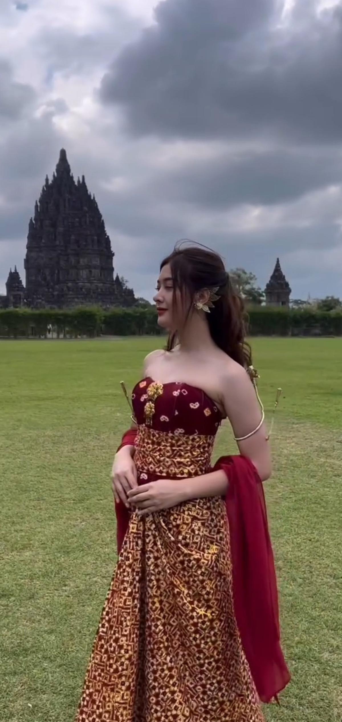 Dara mengungkapkan, awalnya ia terinspirasi dari konten kreator luar negeri. “Bisa jadi budaya gara-gara pada saat itu ada konten Gadis Kretek. Akhirnya pakai baju Jeng Yah, terus ternyata banyak yang komen wah keren nih melestarikan budaya. Jadi, dari 