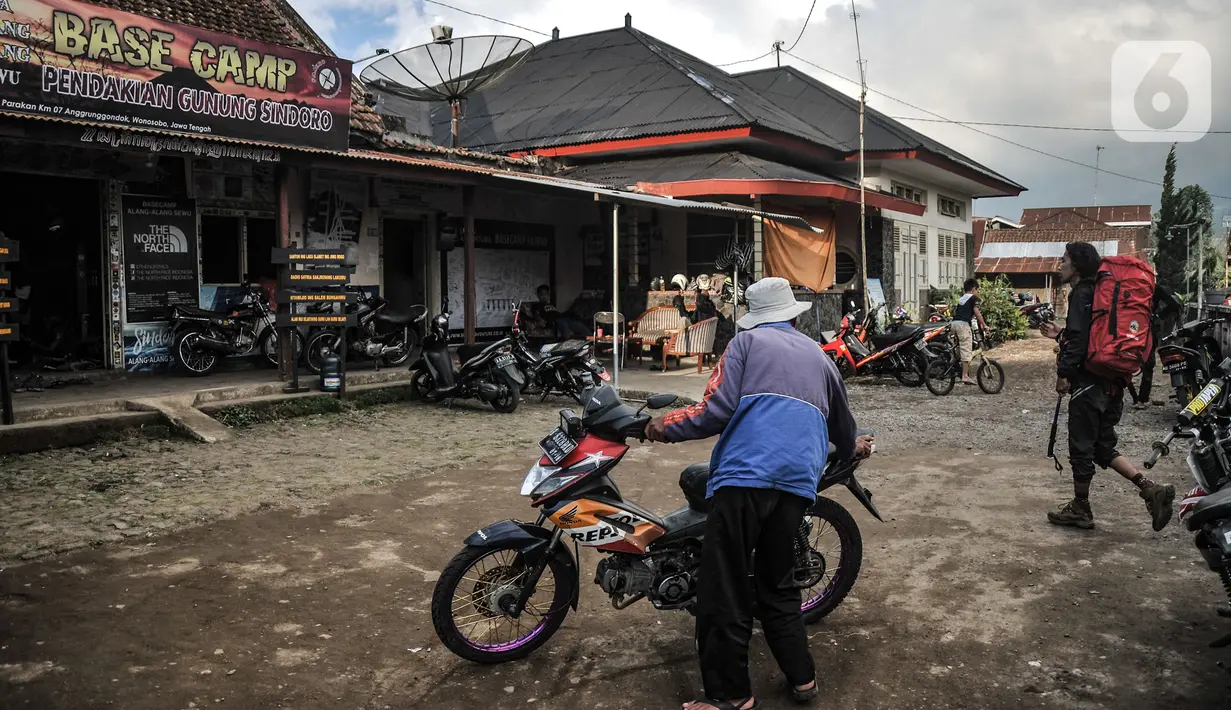 Salah seorang anggota Jekpass saat memanaskan mesin sepeda motor di basecamp pendakian Gunung Sindoro via Alang-alang Sewu, Desa Kertek, Wonosobo, Senin (13/9/2021). Mereka menawarkan jasa antar jemput pendaki dari basecamp menuju pintu batas hutan atau sebaliknya. (merdeka.com/Iqbal S Nugroho)