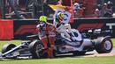 Yuki Tsunoda (AlphaTauri) pun jadi korban kecelakaan di tengah kekacauan yang terjadi dan gagal melanjutkan balapan. (AFP/Pedro Pardo)