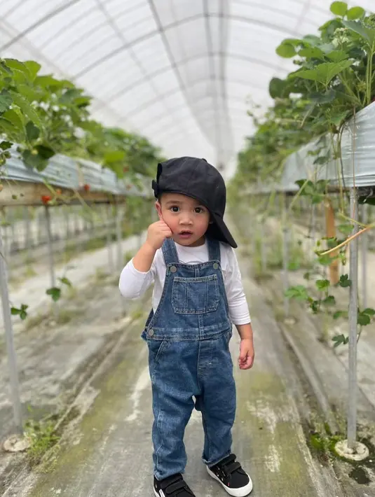 Cipung menggemaskan dengan denim jumpsuit tanpa lengan. Ia padukan dengan innerwear lengan panjang putih, topi dewasa, dan sneakers hitam. Foto: Instagram.