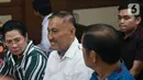 Mantan anggota DPR Markus Nari (tengah) bersiap menjalani sidang putusan terkait proyek e-KTP di Pengadilan Tipikor, Jakarta, Senin (11/11/2019). Markus Nari divonis enam tahun penjara dan denda Rp 300 juta subsider tiga bulan kurungan. (Liputan6.com/Herman Zakharia)