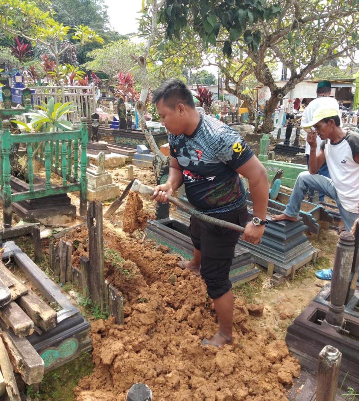 polisi jadi tukang gali kubur