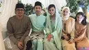 Belum ada kabar pasti terkait kebenaran kabar Laudya Cynthia Bella akan menikah dengan Engku Emran bulan ini. Belum lama ini, Bella dan calon suaminya juga terlihat foto bersama saat menghadiri sebuah acara temannya. (Instagram/laudyacynthiabella)