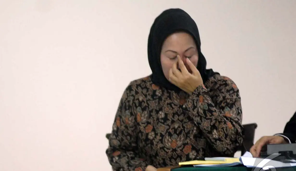 Ratu Atut Chosiyah terlihat cemas saat menjalani siding lanjutan di Pengadilan Tindak Pidana Korupsi, Jakarta, Kamis (12/6/2014) (Liputan6.com/Miftahul Hayat).
