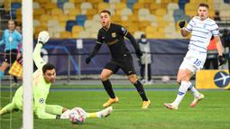 Bek Barcelona, Sergino Dest, saat mencetak gol ke gawang Dynamo Kiev pada laga Liga Champions di Stadion NSK Olimpiyskiy, Rabu (25/11/2020) dini hari WIB. Barcelona menang 4-0 atas Dynamo Kiev. (AFP/Sergei Supinsky)
