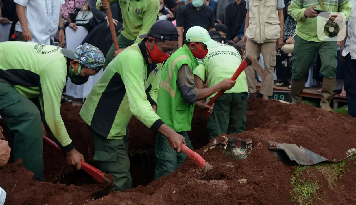 Sejumlah petugas menguburkan jenazah mendiang mantan pebuku tangkis Indonesia Markis Kido di TPU Kebon Nanas, Jakarta, Selasa (15/6/2021). Mantan pebulu tangkis nasional tersebut meniggal dunia saat sedang bermain bulu tangkis. (merdeka.com/Imam Buhori)