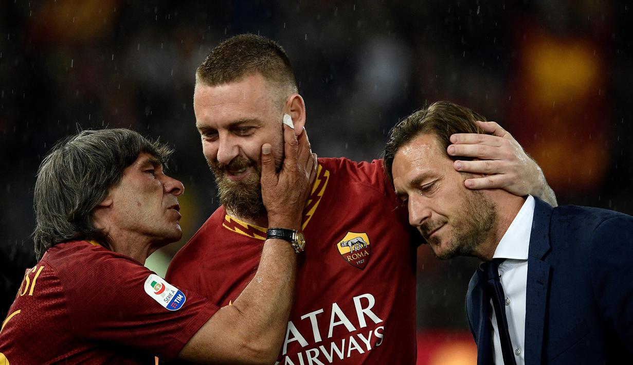 Daniele De Rossi. Gelandang bertahan legenda AS Roma ini total bermain dalam 18 musim, mulai 2001/2002 hingga 2018/2019 dengan total tampil sebanyak 616 laga dengan torehan 63 gol. Ia pensiun pada 2020 bersama Boca Juniors yang dibelanya selama setengah musim. (Foto: AFP/Filippo Monteforte)