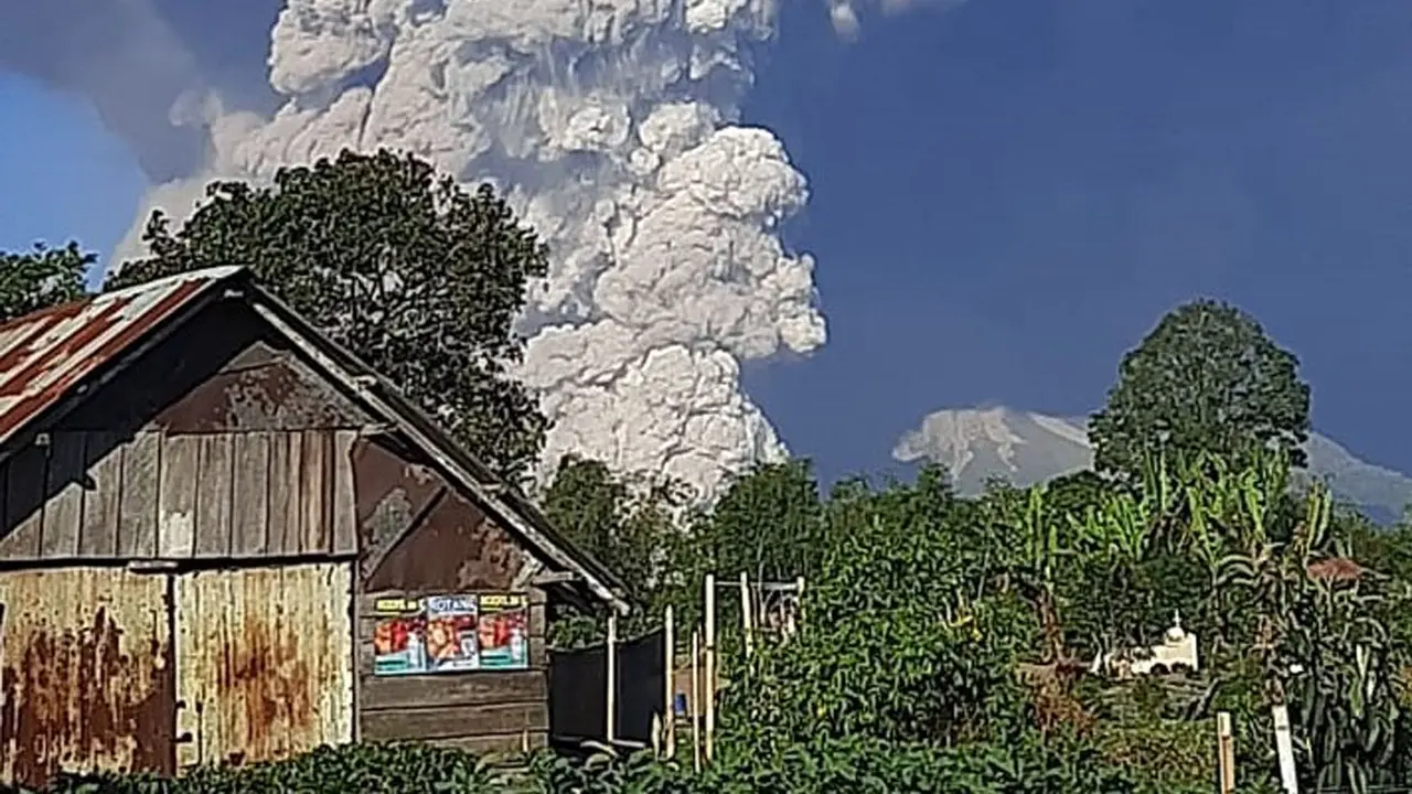 Penampakan Gunung Sinabung Semburkan Awan Panas