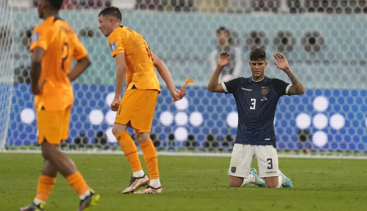 Piero Hincapie. Bek tengah Ekuador berusia 20 tahun yang sejak awal musim 2021/2022 membela Bayer Leverkusen ini merupakan produk asli Akademi Independiente yang mulai menghuni akademi sejak pertengahan musim 2018/2019. Tampil reguler bersama Bayer Leverkusen di kompetisi domestik dan Eropa sejak 2021/2022, ia kemudian terpilih masuk skuad Kroasia ke Piala Dunia 2022. Sejauh ini ia selalu tampil penuh dalam dua laga Ekuador di fase grup Piala Dunia 2022. (AP/Darko Vojinovic)